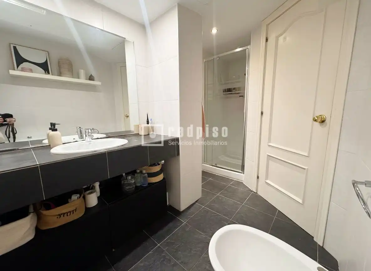 Baño de Piso de alquiler en Málaga con Aire acondicionado, Jardín privado y Terraza