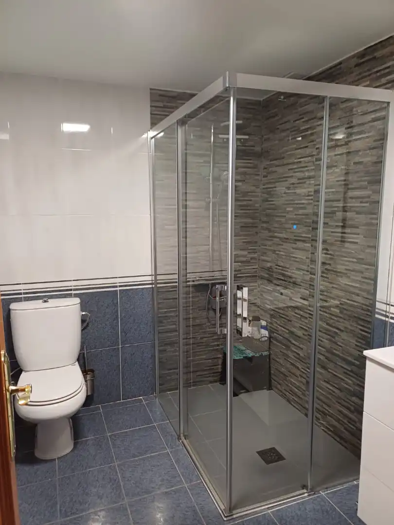 Badezimmer von Einfamilien-Reihenhaus zum Verkauf in Castellbisbal mit Klimaanlage, Heizung und Privatgarten