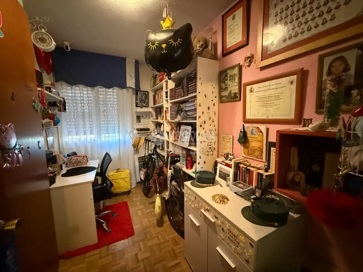 Bedroom of Flat for sale in Madrid  with Heating, Parquet flooring and Storage room