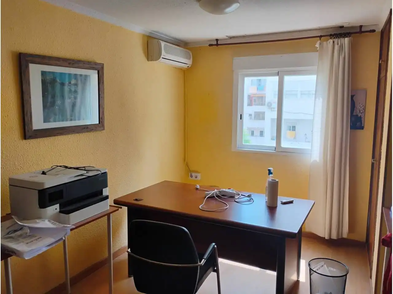 Büro zur Miete in Quatre Carreres