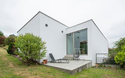 Vista exterior de Casa o xalet en venda en Bergondo amb Jardí privat