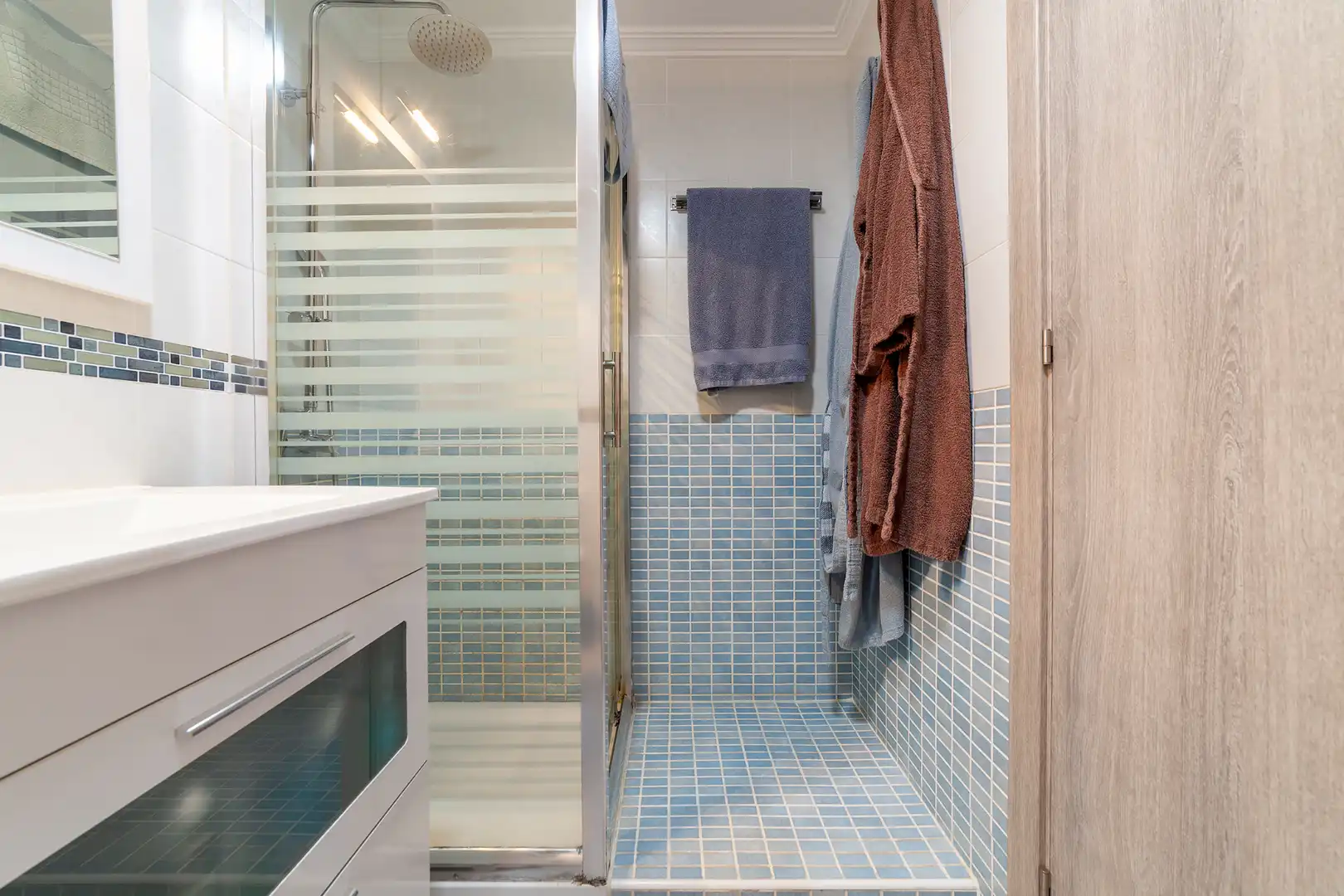 Bathroom of Flat for sale in Manises  with Air Conditioner, Heating and Oven