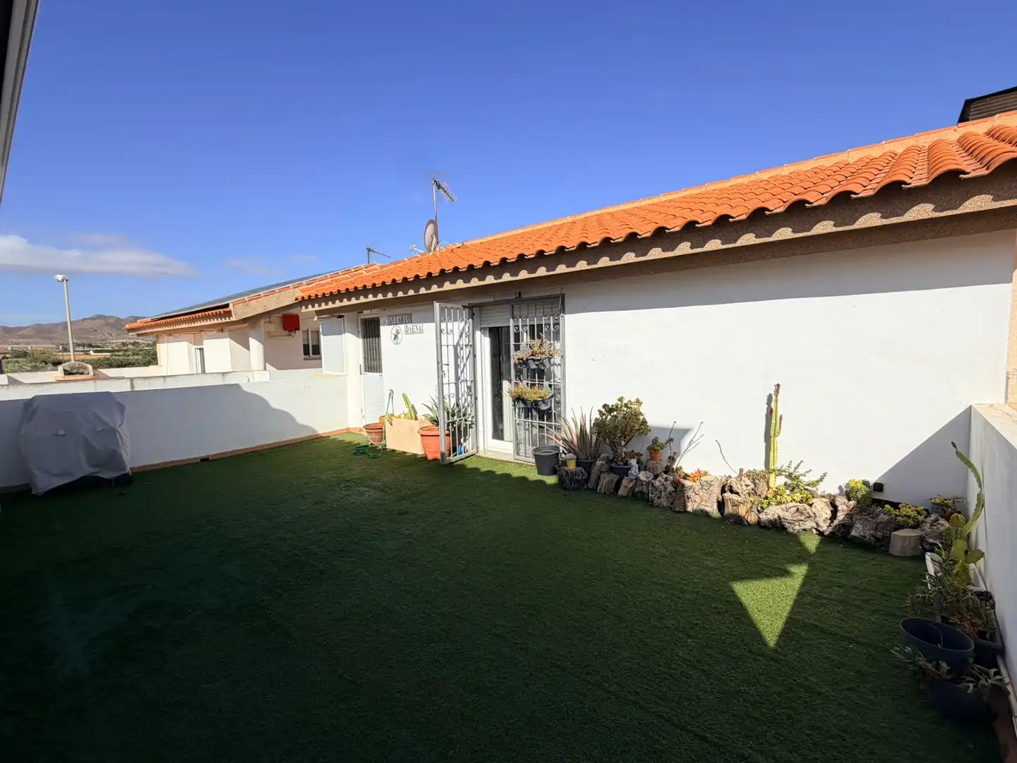 Vista exterior de Casa o xalet en venda en Cartagena amb Aire condicionat, Jardí privat i Terrassa