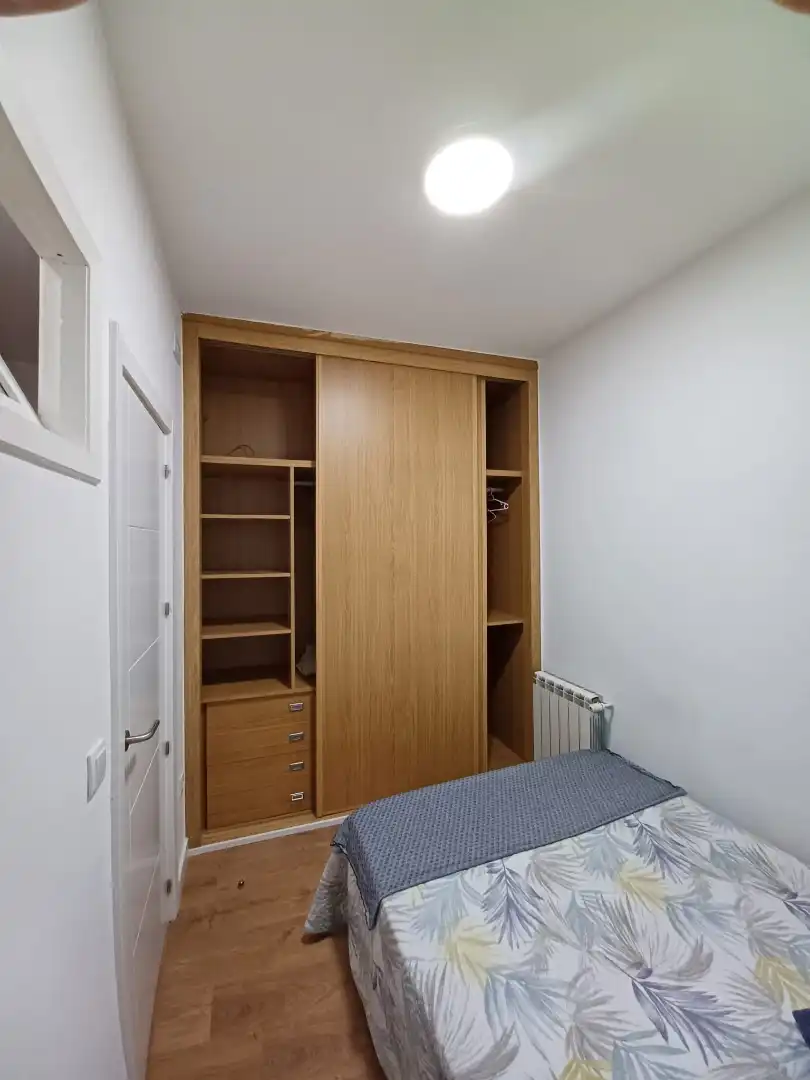 Dormitori de Pis de lloguer en Santiago de Compostela  amb Calefacció, Terrassa i Moblat