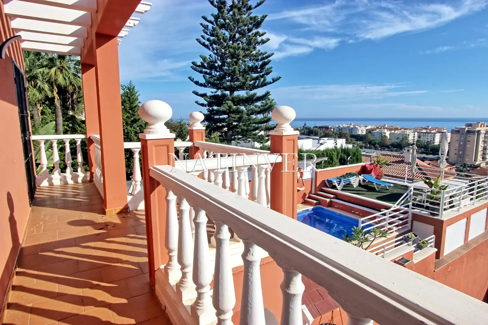 Detached house with terrace for sale in Calle Tulipán 27