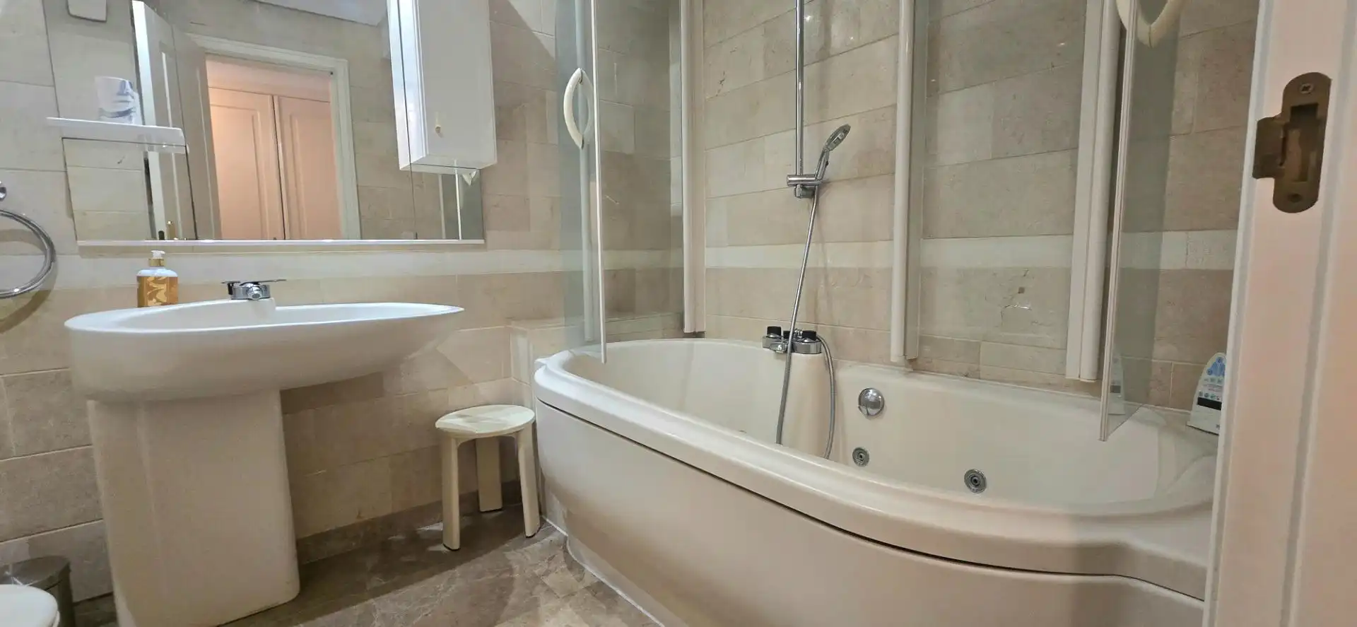 Bany de Pis de lloguer en Marbella amb Aire condicionat, Moblat i Jacuzzi