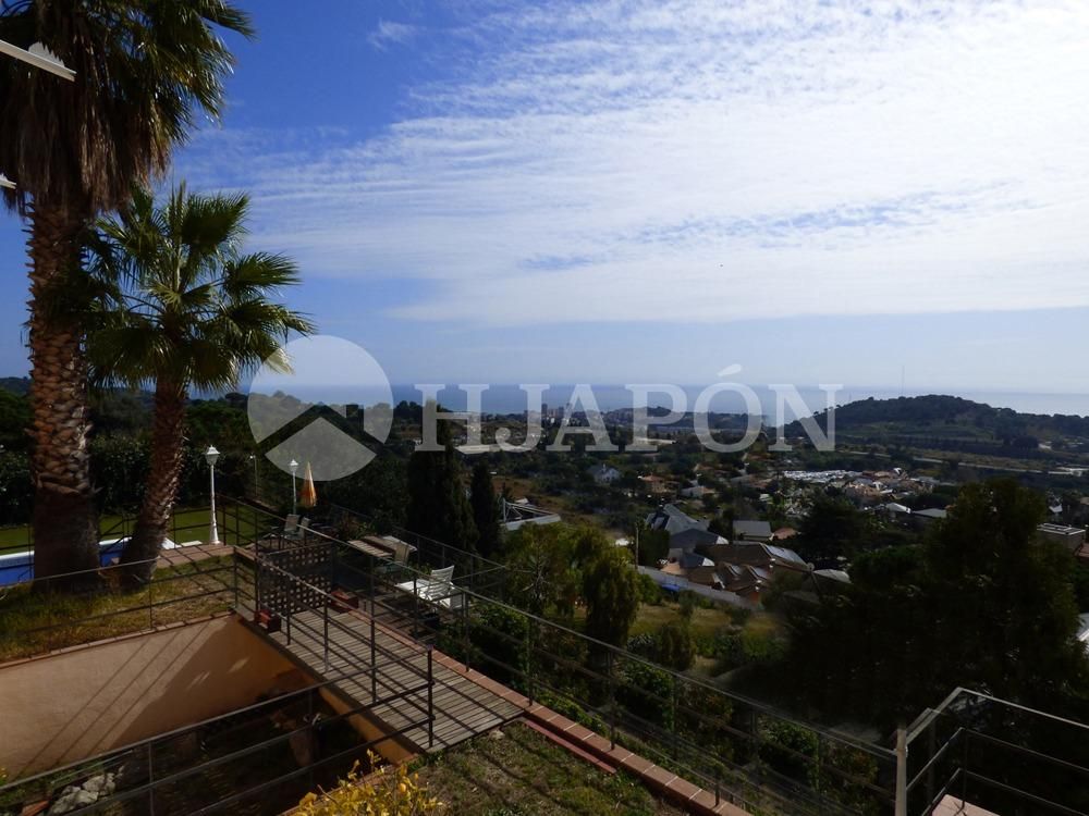Vista exterior de Casa o xalet en venda en Badalona amb Aire condicionat, Calefacció i Jardí privat