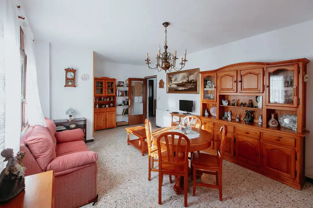 Sala d'estar de Casa o xalet en venda en Almuniente amb Calefacció, Terrassa i Moblat