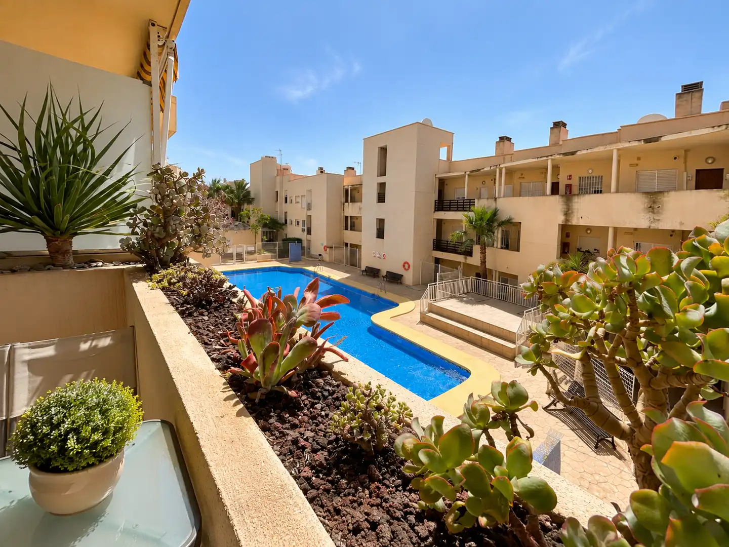 Piscina de Pis en venda en Almería amb Aire condicionat, Terrassa i Balcó