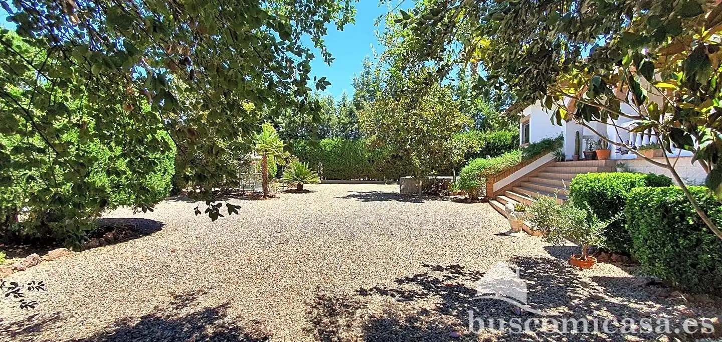 Vista exterior de Casa o xalet en venda en Linares amb Aire condicionat, Calefacció i Jardí privat