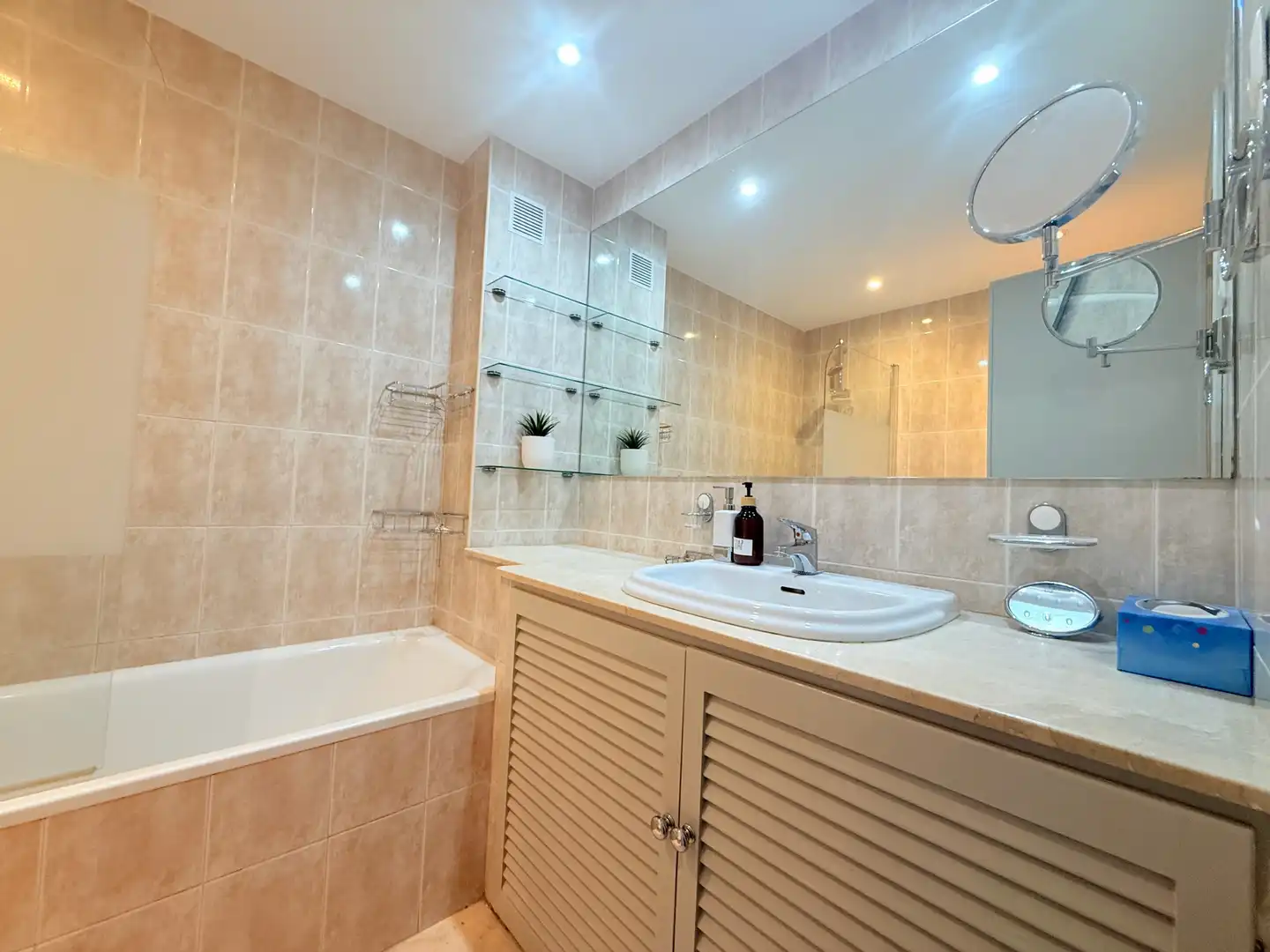 Baño de Apartamento de alquiler en Marbella con Terraza, Piscina y Piscina comunitaria