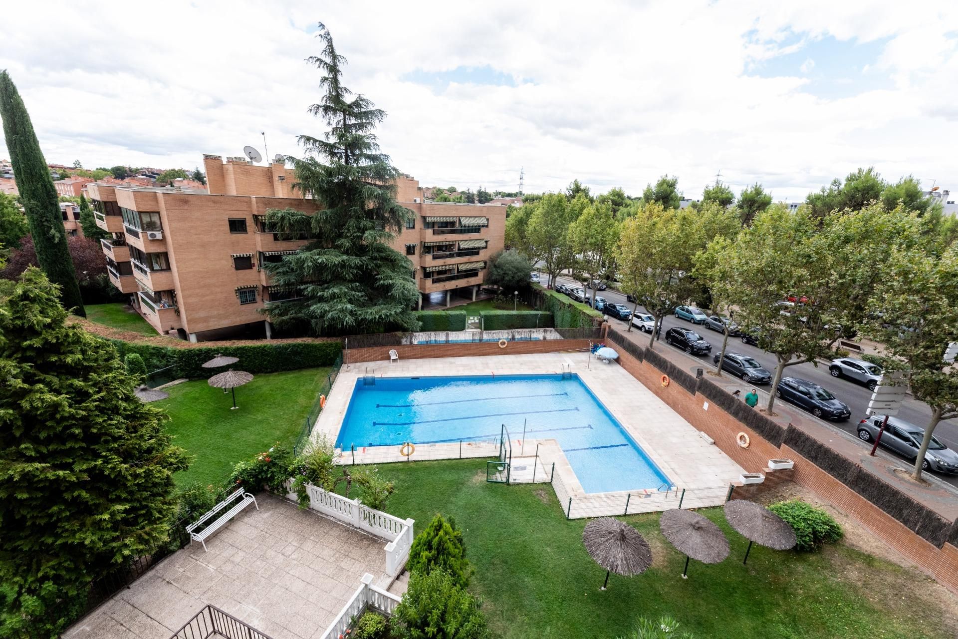 Piscina de Àtic de lloguer en Pozuelo de Alarcón amb Aire condicionat, Calefacció i Jardí privat