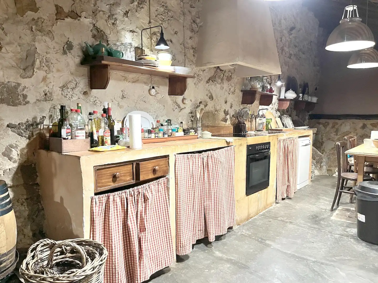 Cuina de Finca rústica en venda en Bea amb Calefacció, Terrassa i Moblat