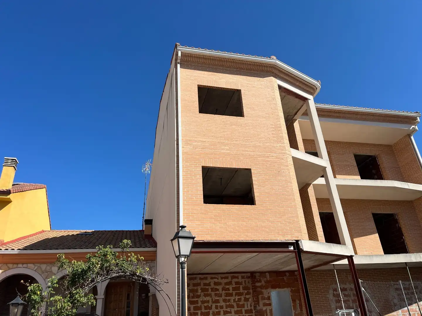 Exterior view of Buildings for sale in El Tiemblo 