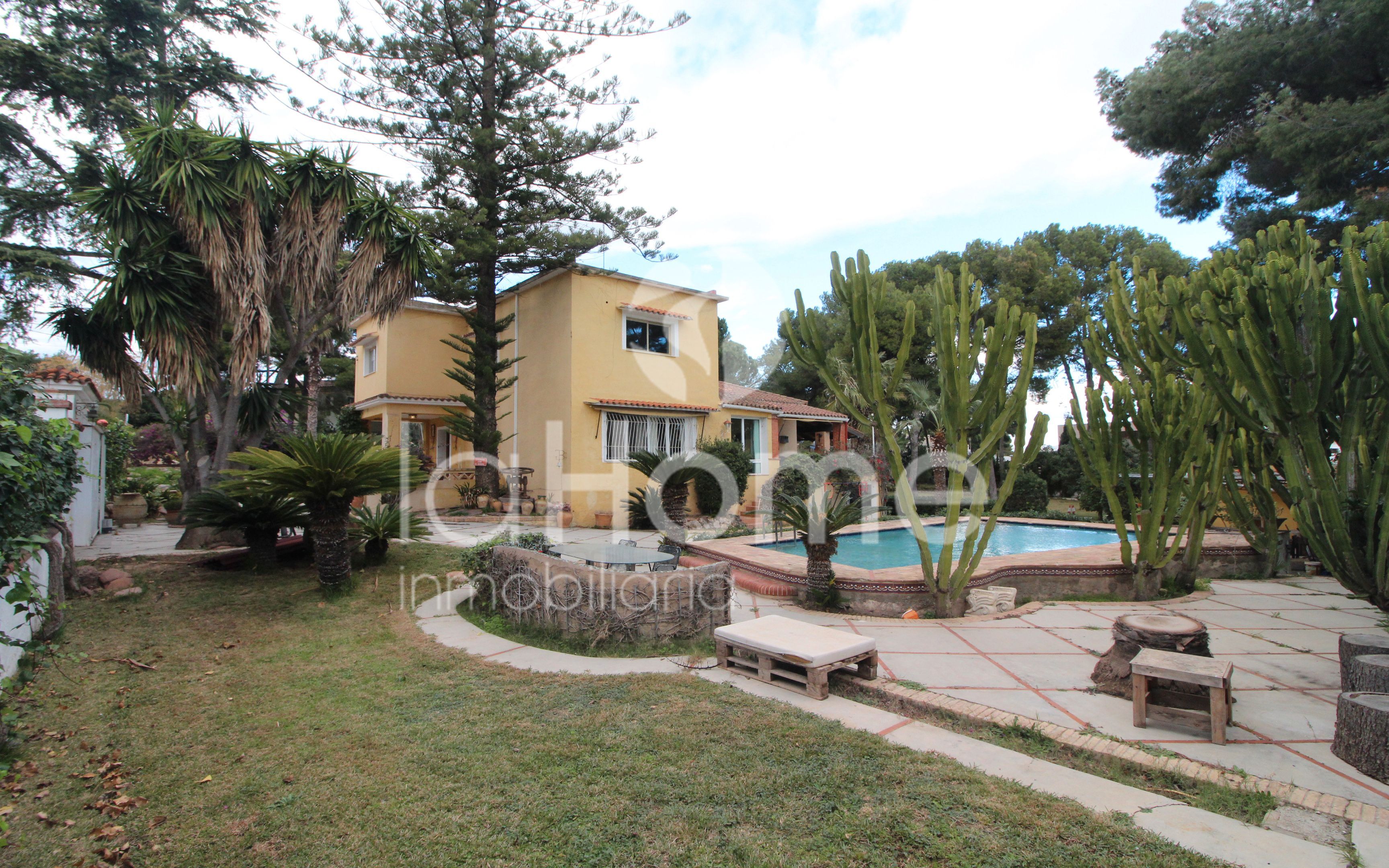 Vista exterior de Casa o xalet en venda en Paterna amb Aire condicionat, Calefacció i Jardí privat
