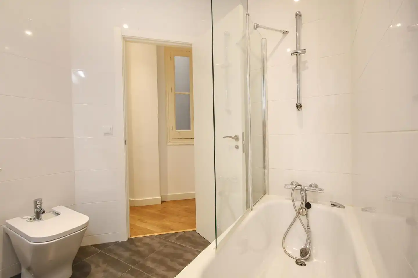 Badezimmer von Wohnung zur Miete in Madrid mit Klimaanlage und Heizung