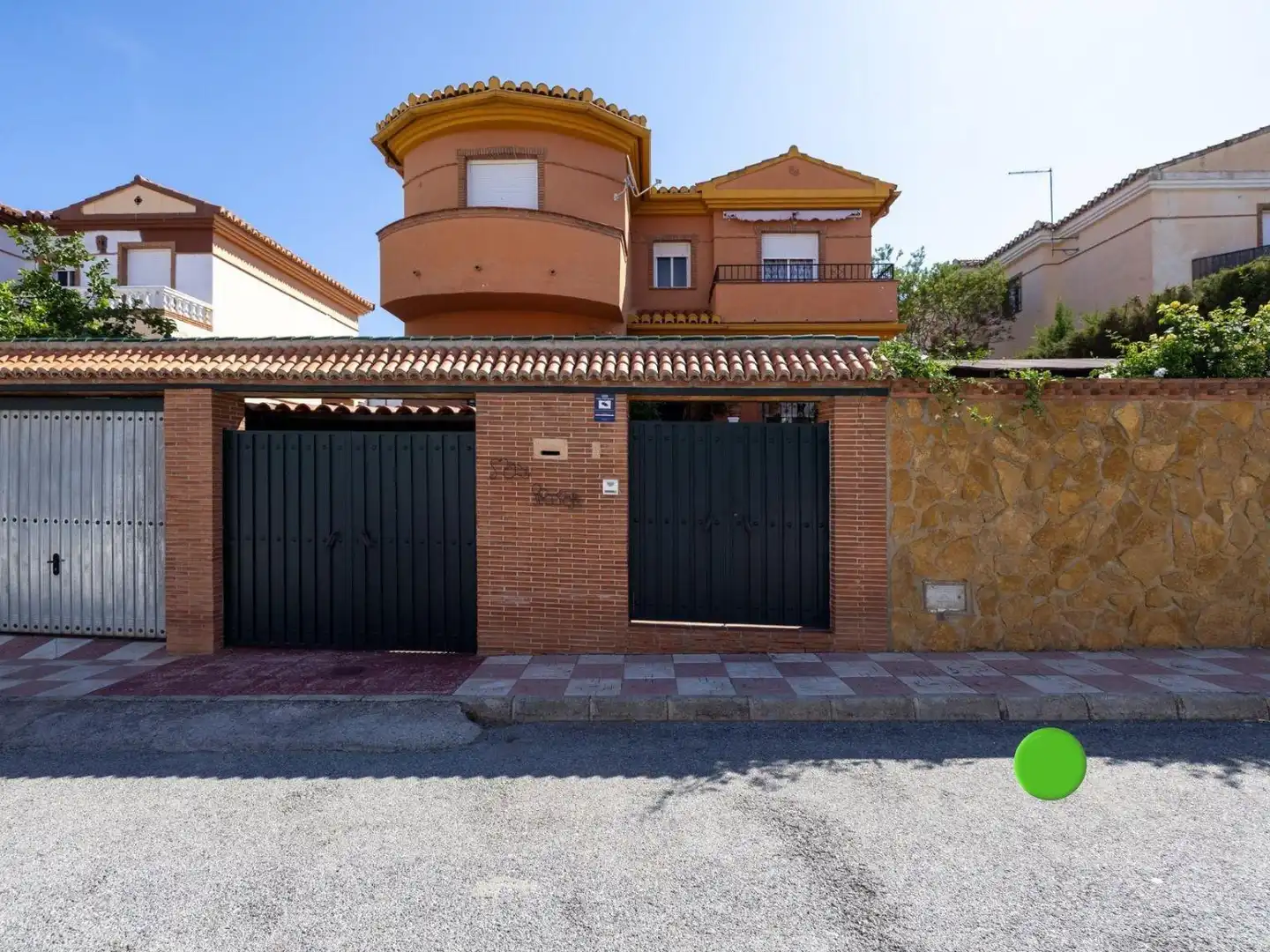 Vista exterior de Casa o chalet en venta en Cúllar Vega con Aire acondicionado, Calefacción y Jardín privado