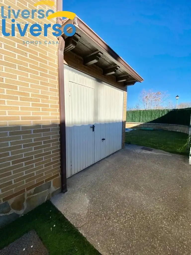 Aparcament de Casa o xalet en venda en Milagros amb Calefacció, Jardí privat i Parquet