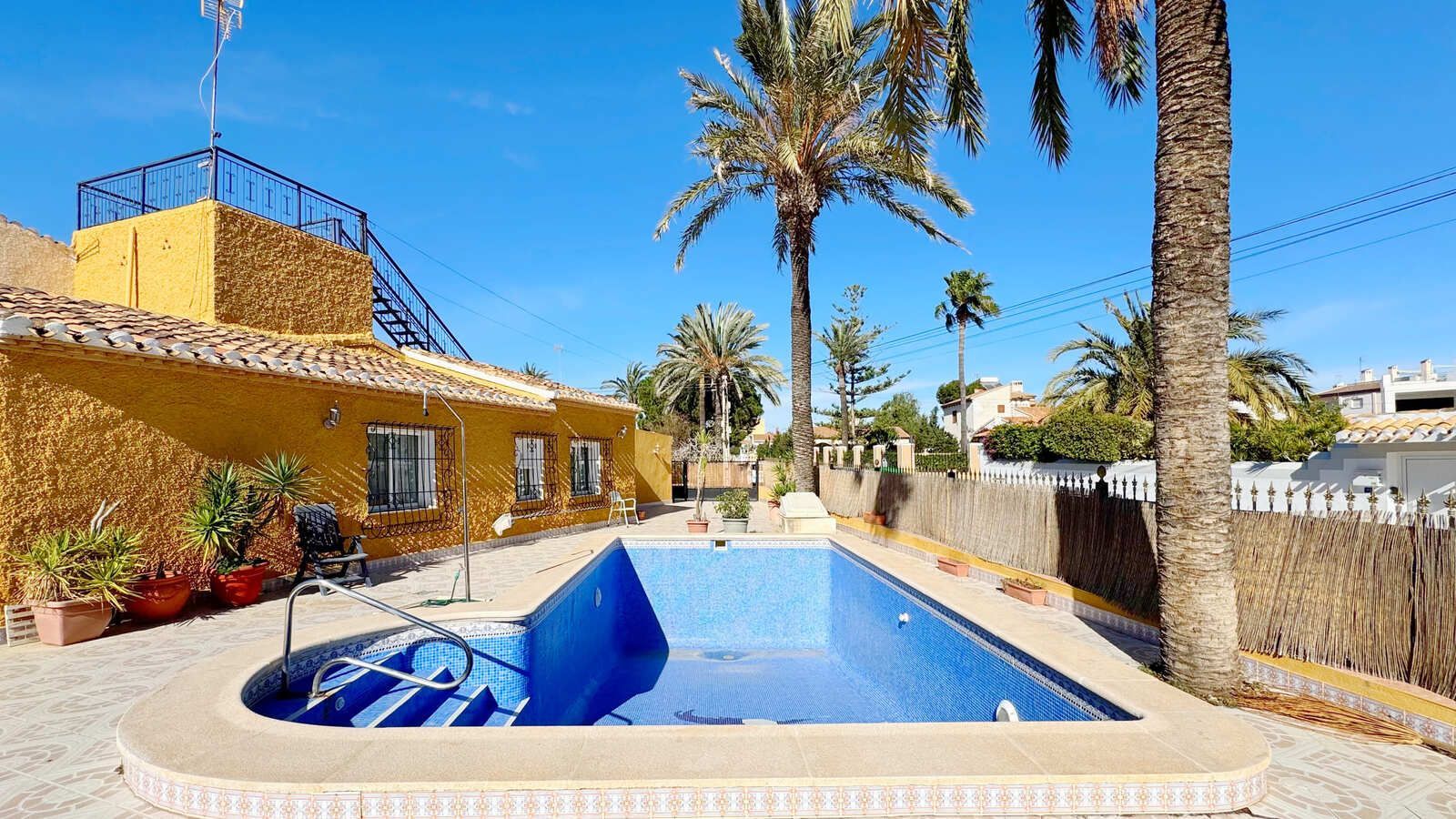 Piscina de Casa adosada en venda en Orihuela