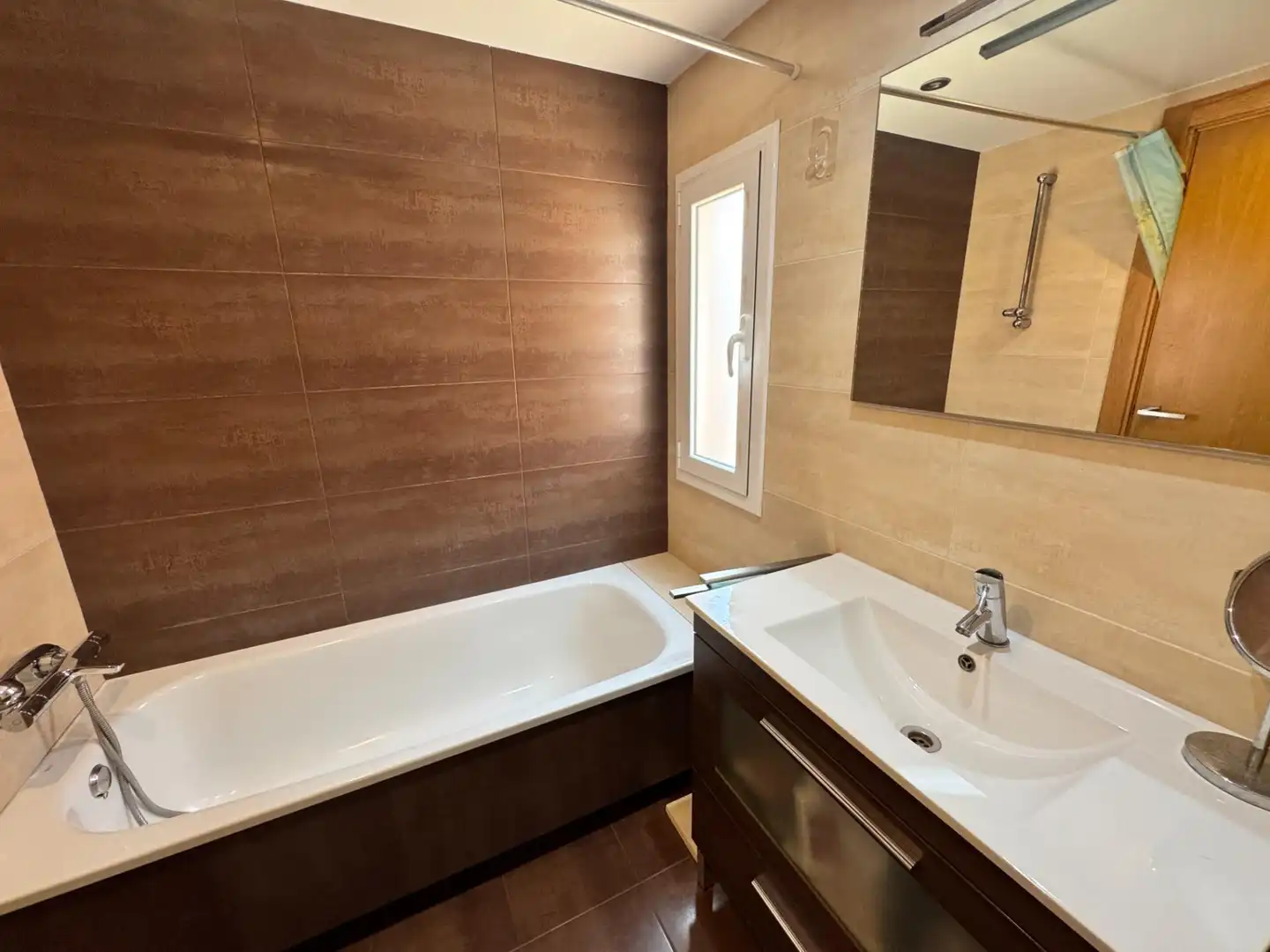 Baño de Casa adosada en venta en Gavà con Aire acondicionado, Calefacción y Jardín privado