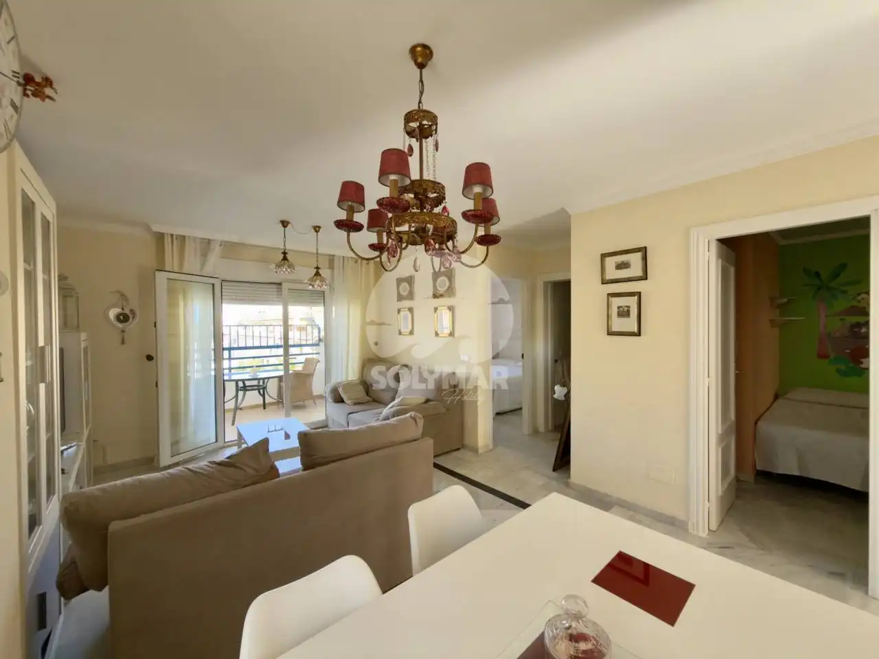 Sala d'estar de Pis de lloguer en Algarrobo amb Aire condicionat, Terrassa i Moblat