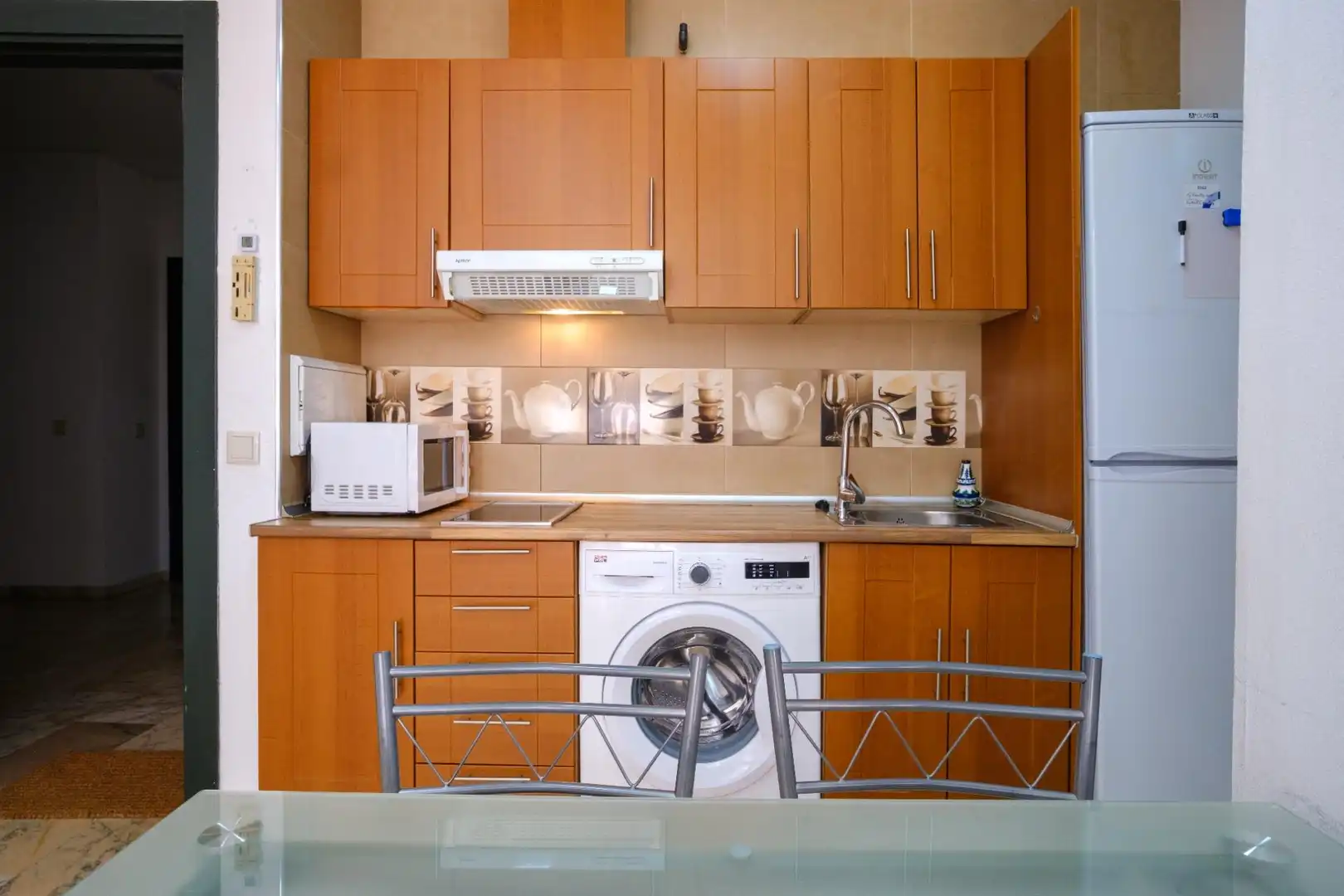 Cuina de Apartament de lloguer en Sevilla amb Aire condicionat, Jardí privat i Moblat
