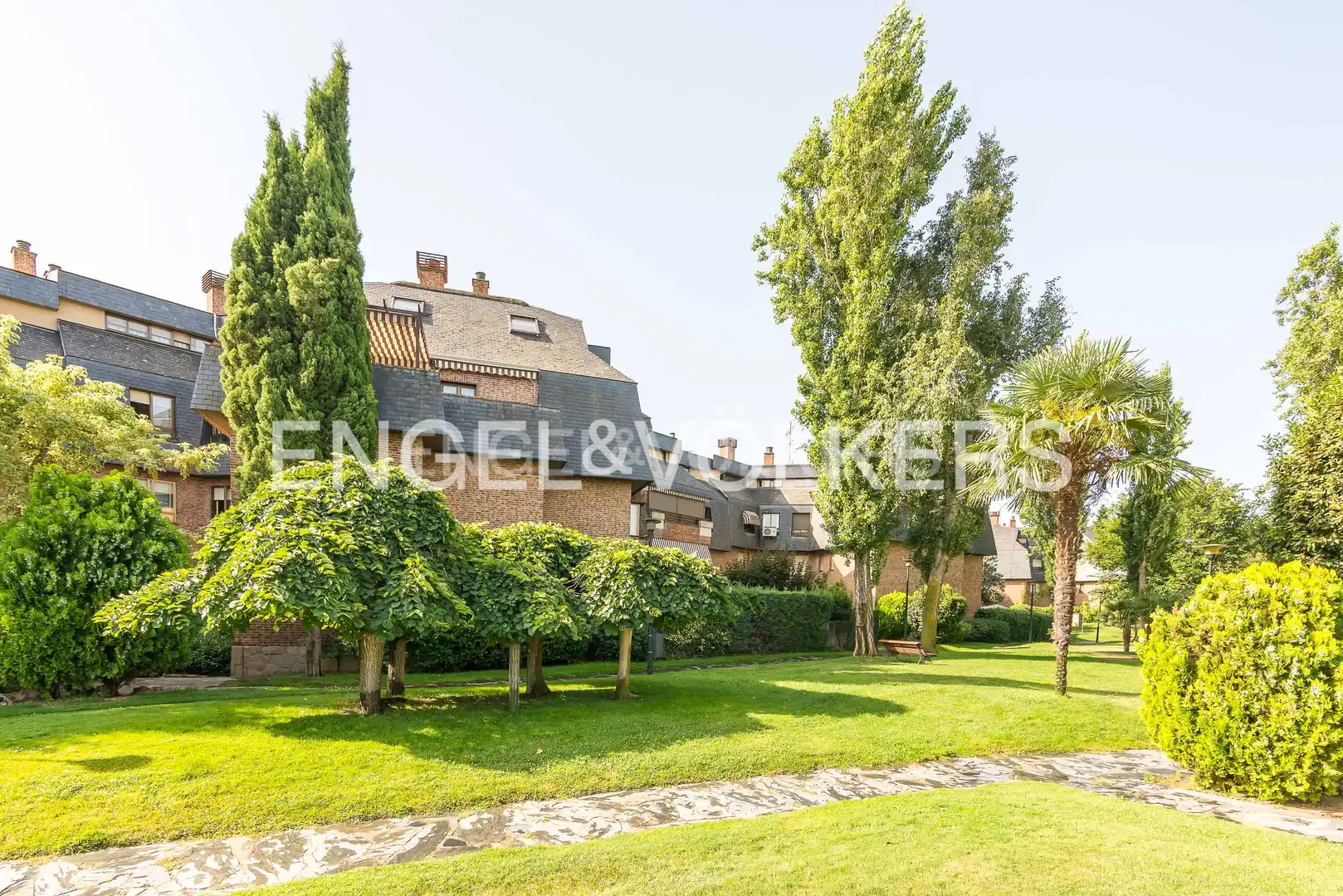 Vista exterior de Dúplex en venda en Majadahonda amb Aire condicionat, Calefacció i Jardí privat