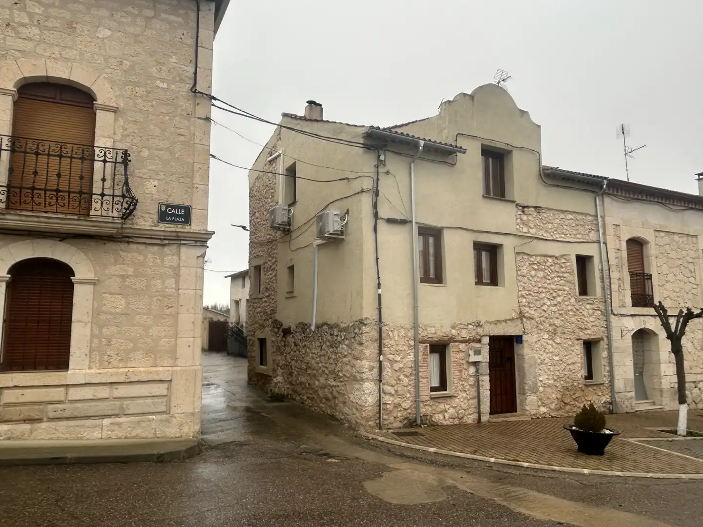 Vista exterior de Casa adosada en venda en Bahabón amb Aire condicionat, Calefacció i Moblat