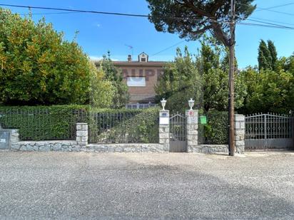 Vista exterior de Casa o xalet en venda en Pelayos de la Presa amb Calefacció, Jardí privat i Piscina