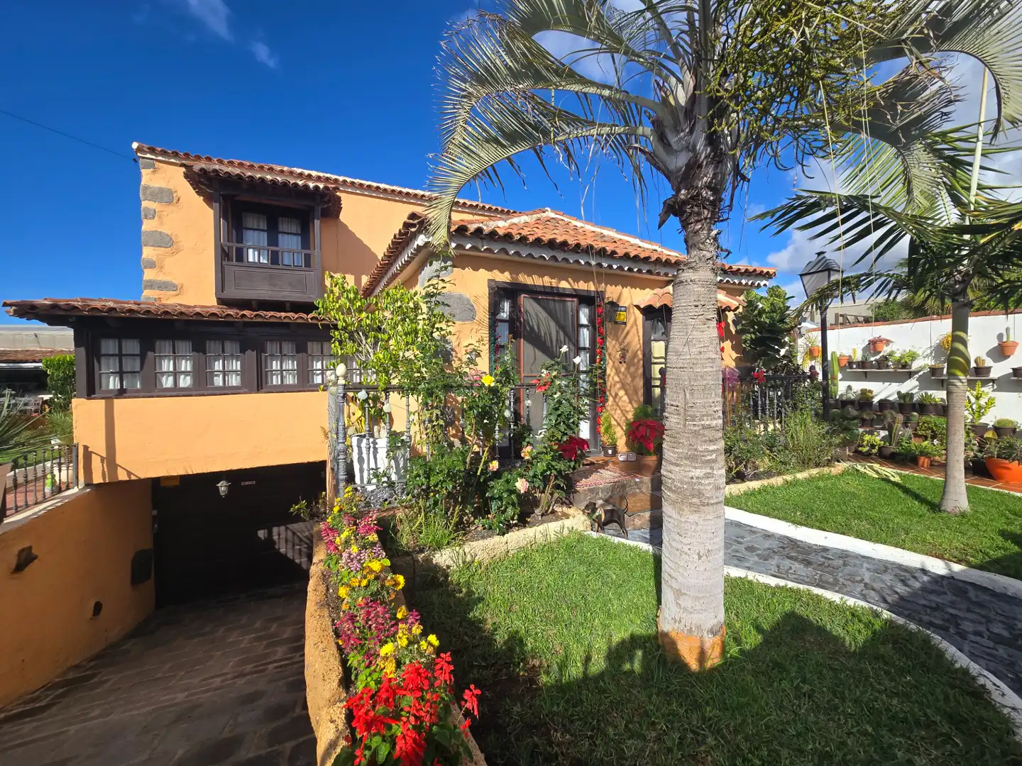 Vista exterior de Casa o xalet en venda en Arona amb Aire condicionat, Jardí privat i Parquet