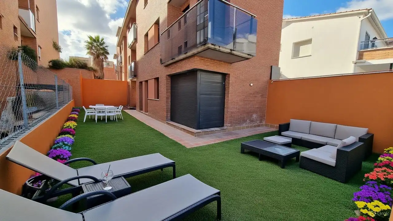 Pis amb jardí en venda a Calle del Sol
