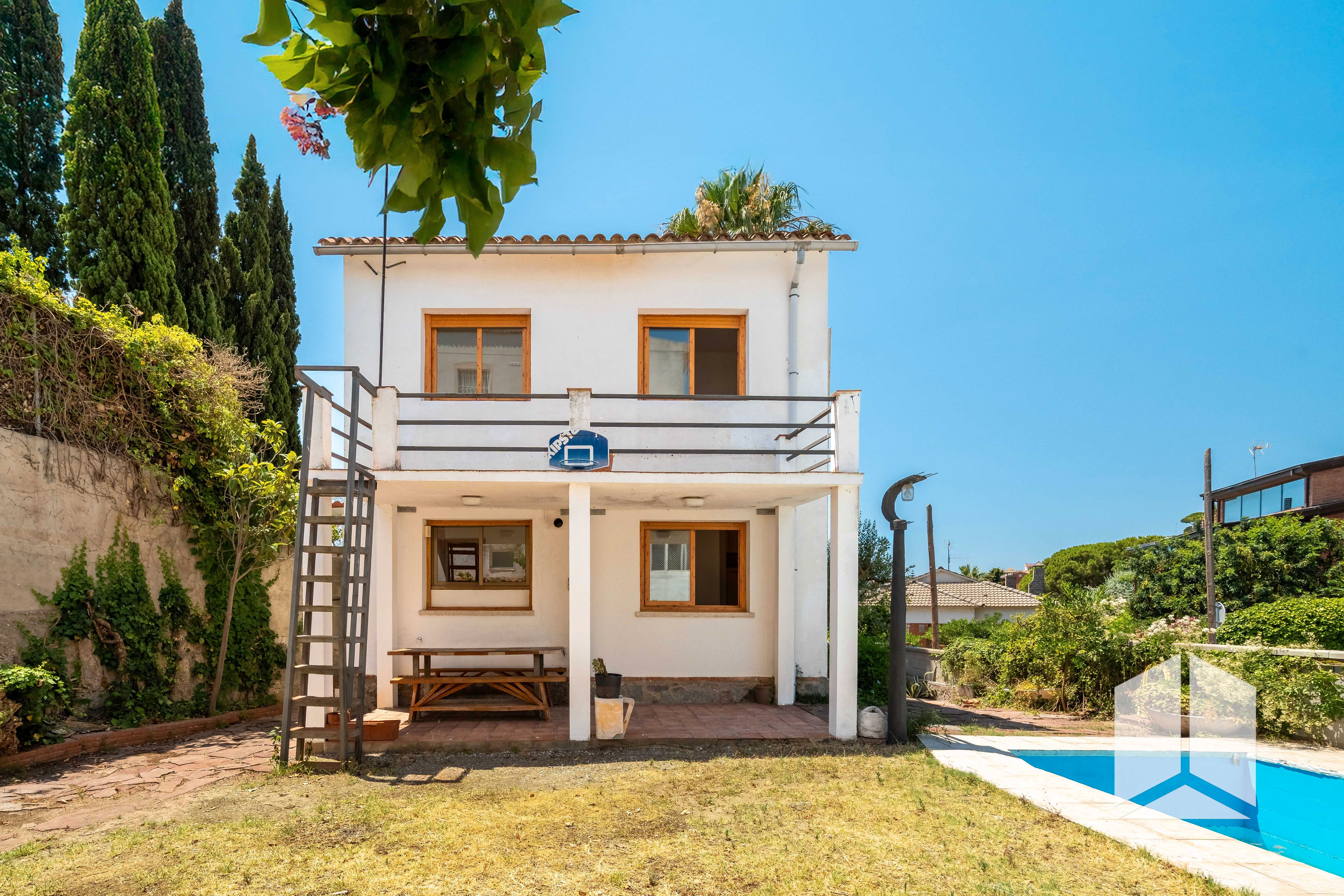 Exterior view of House or chalet for sale in Viladecans  with Terrace, Swimming Pool and Balcony