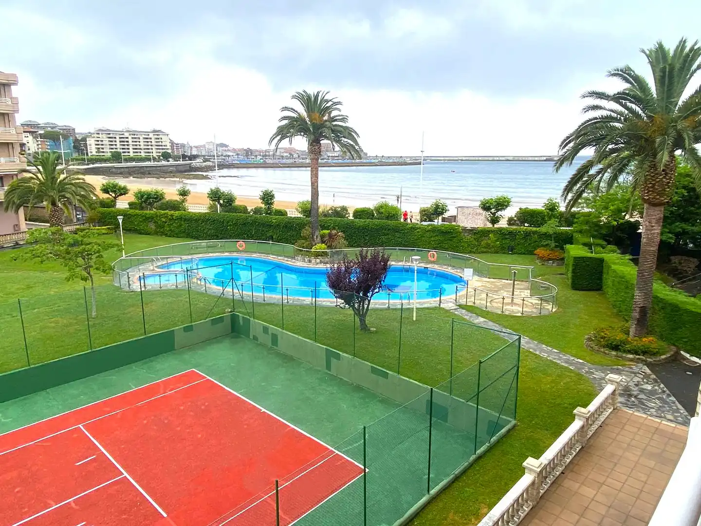 Swimming pool of Flat for sale in Castro-Urdiales  with Heating, Private garden and Parquet flooring