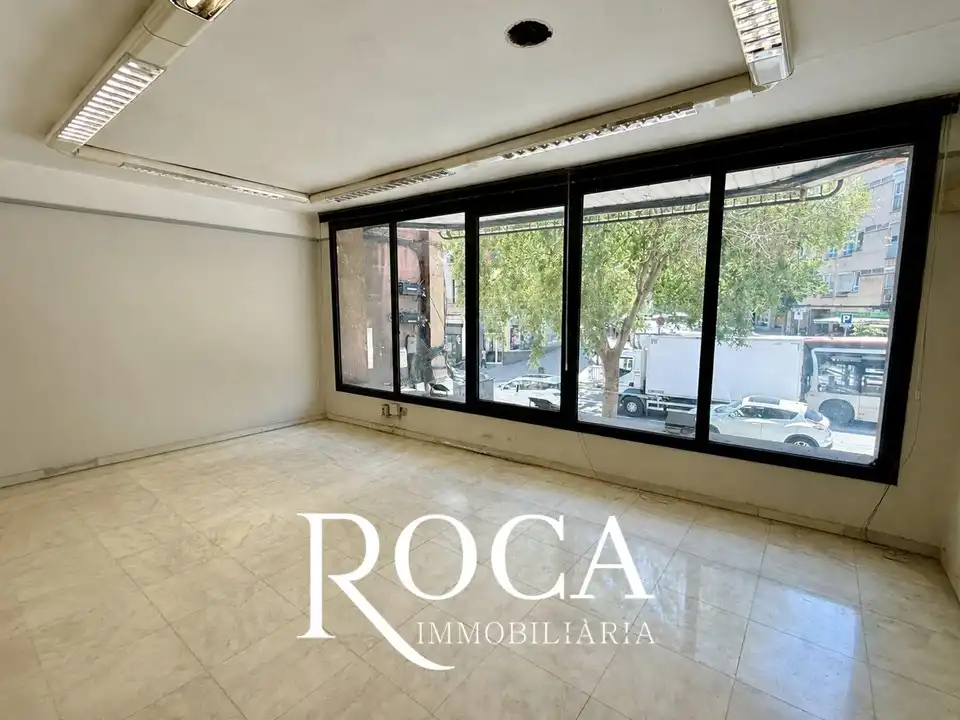 Local en venda en Barcelona amb Terrassa i Alarma