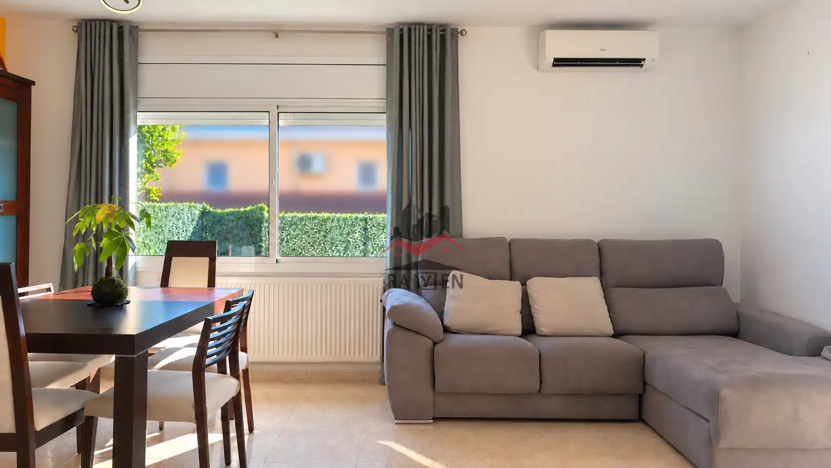 Sala de estar de Casa adosada en venta en Vilafant con Calefacción, Jardín privado y Terraza