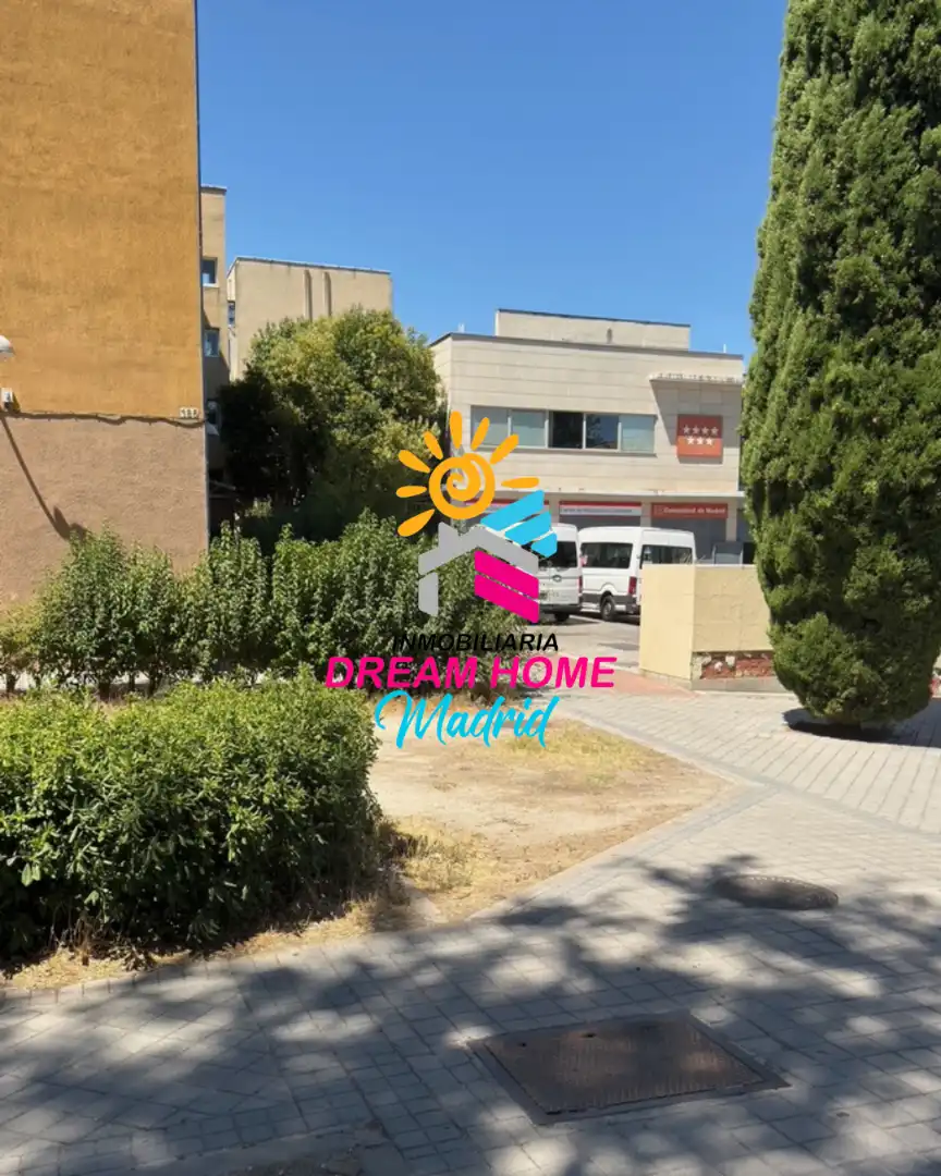 Vista exterior de Dúplex en venda en Madrid amb Calefacció i Jardí privat