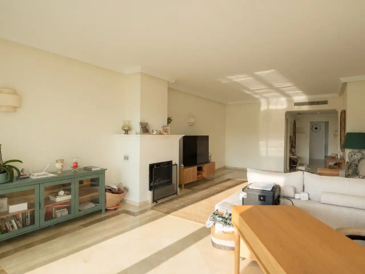 Sala de estar de Planta baja en venta en Marbella con Aire acondicionado, Calefacción y Jardín privado
