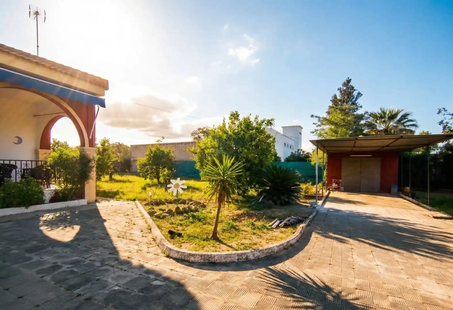 Vista exterior de Casa o xalet en venda en Hinojos amb Jardí privat, Terrassa i Traster