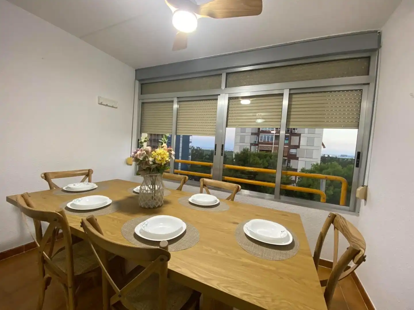 Menjador de Pis per a compartir en La Pobla de Farnals amb Aire condicionat, Jardí privat i Terrassa