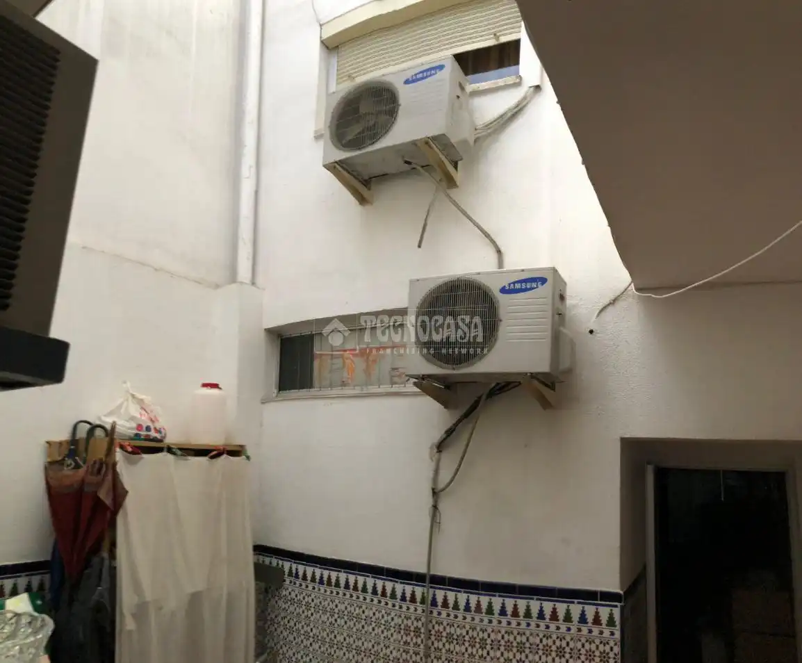 Vista exterior de Casa adosada en venta en Sevilla con Aire acondicionado y Balcón