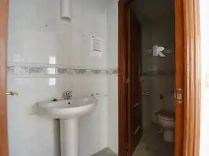 Badezimmer von Geschaftsraum zur Miete in Pinto