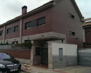 Vista exterior de Casa adosada en venda en Entrena amb Parquet, Terrassa i Moblat