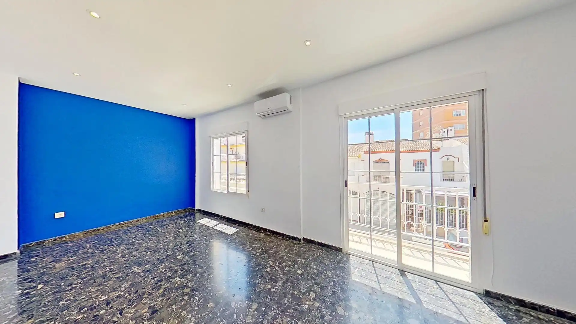 Vista exterior de Casa o xalet en venda en Motril amb Aire condicionat i Balcó