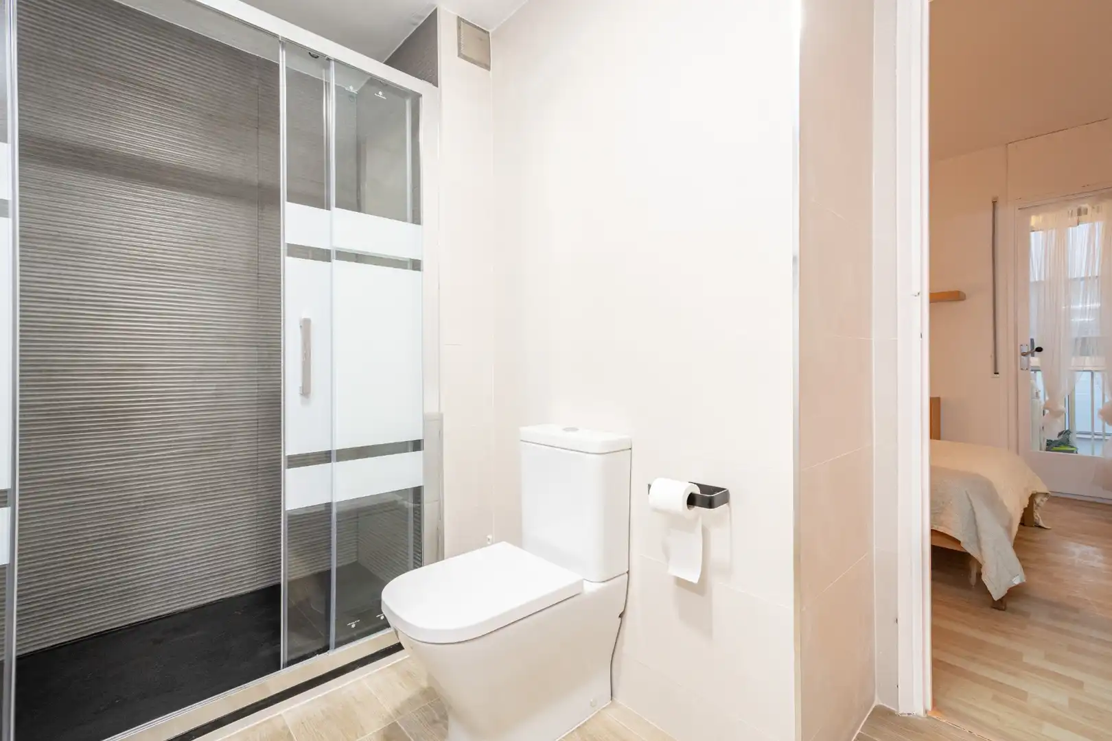 Badezimmer von Wohnung zum Verkauf in Barcelona mit Klimaanlage und Heizung