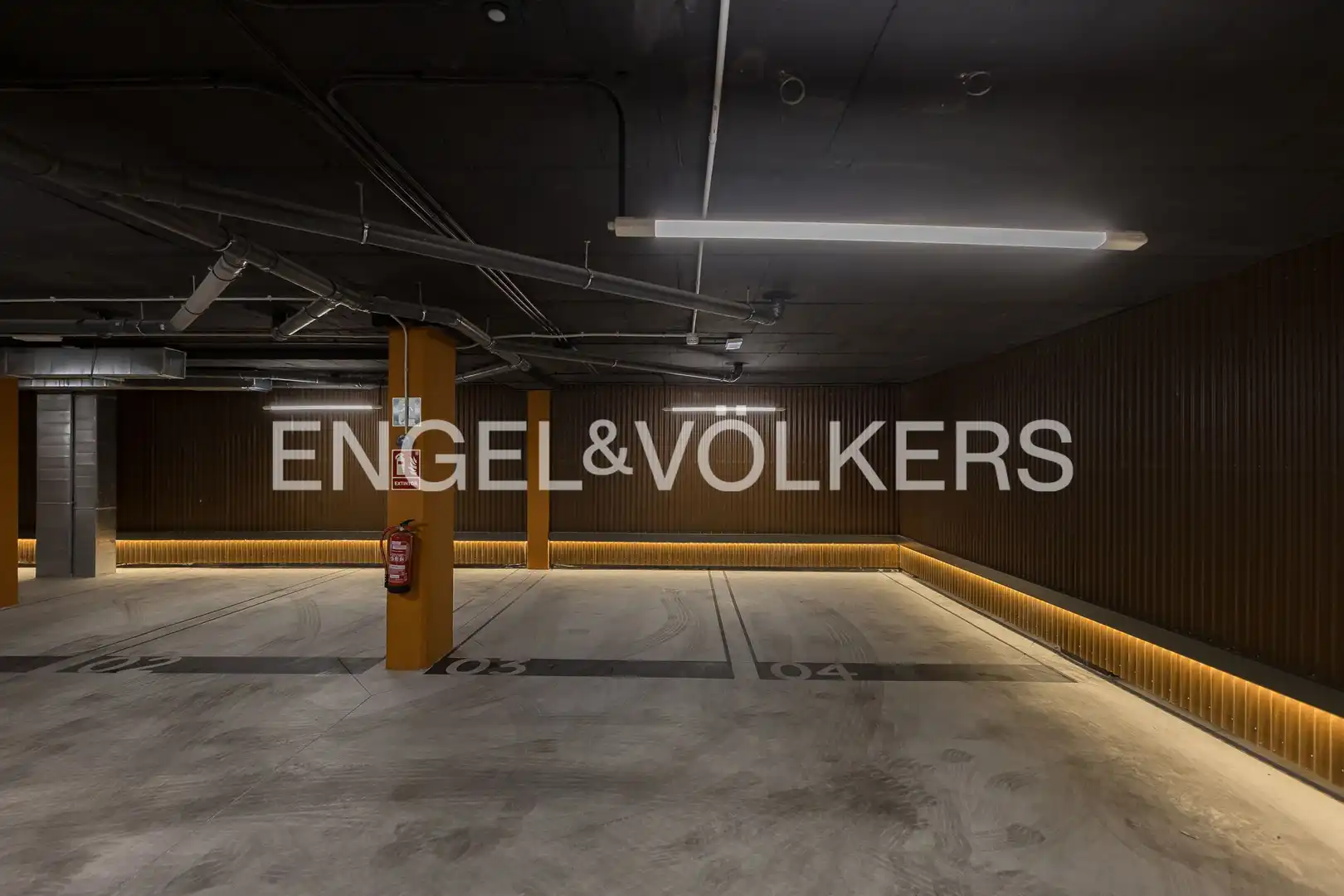 Parking de Piso en venta en Madrid con Aire acondicionado, Calefacción y Jardín privado