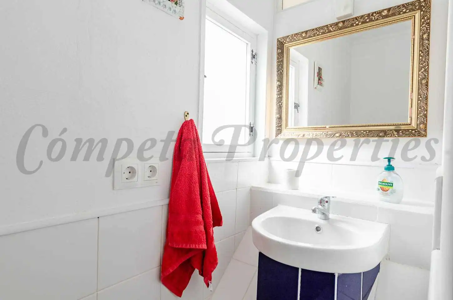 Baño de Casa adosada en venta en Salares con Terraza y Amueblado