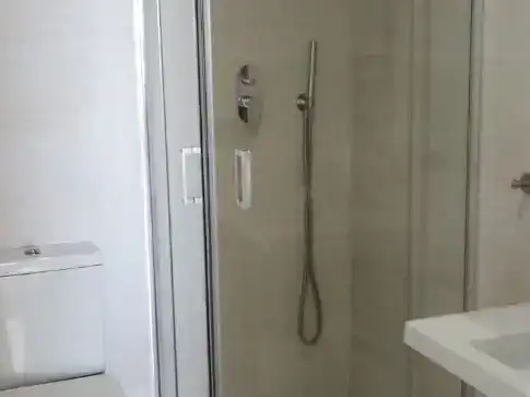 Badezimmer von Wohnung zur Miete in Estepona mit Klimaanlage, Privatgarten und Schwimmbad