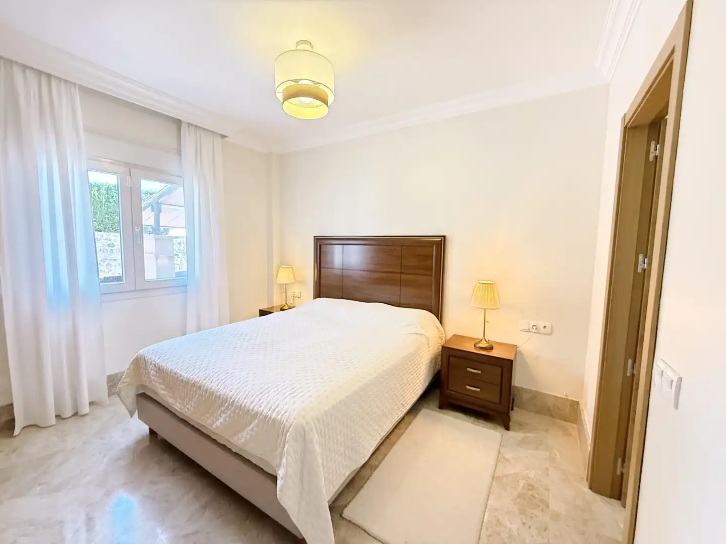 Dormitori de Casa adosada de lloguer en Marbella amb Aire condicionat, Calefacció i Jardí privat