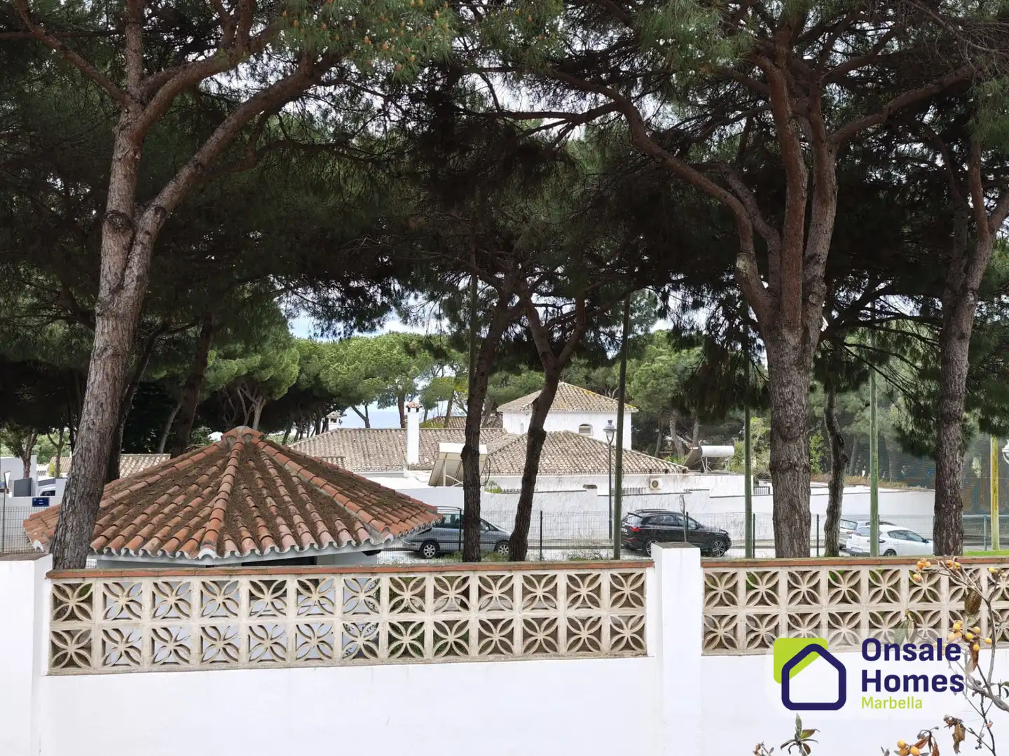 Vista exterior de Casa o xalet en venda en Marbella amb Jardí privat