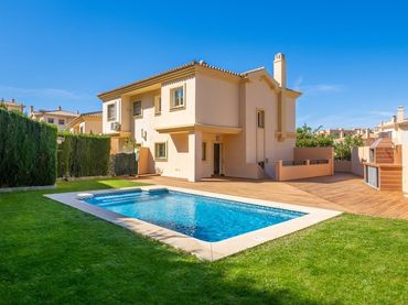 Adosado con piscina en venta en Los Pacos